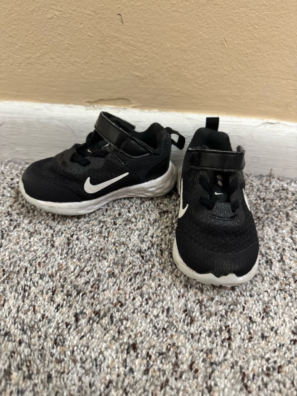 Nike Black & White Revolution Alpha Boys Athletic Shoes DD1094-003 Size 5C GUC